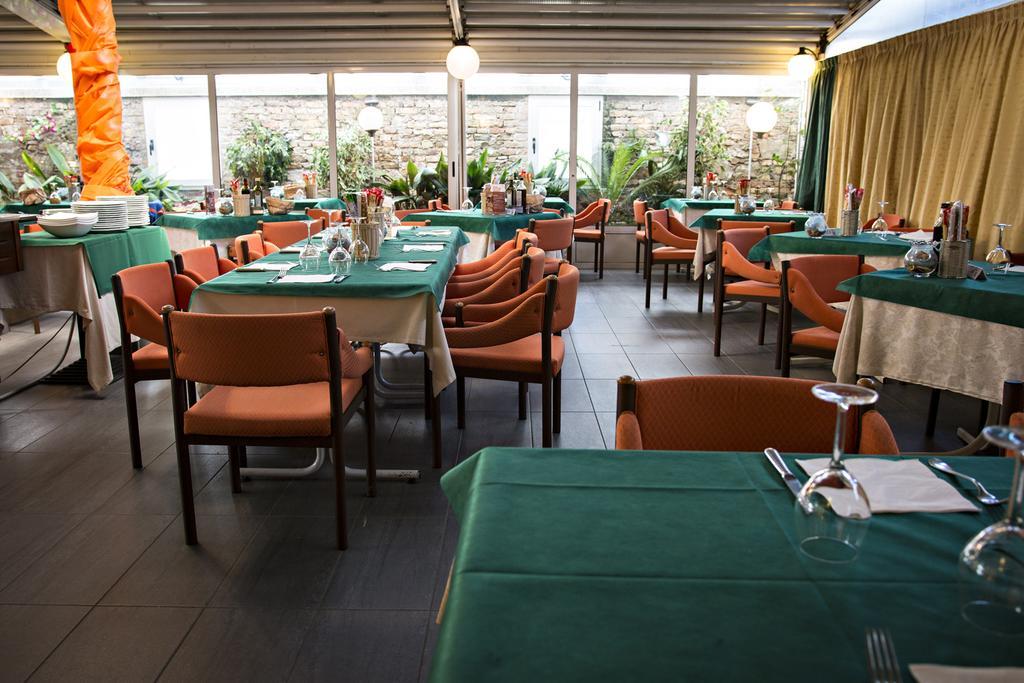 Hotel Ristorante Cigno - Camere And Aparthotel Latisana Exterior photo